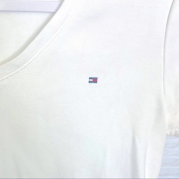 Tommy Hilfiger Women's V-Neck Short Sleeve Shirt - Picture 3 of 4